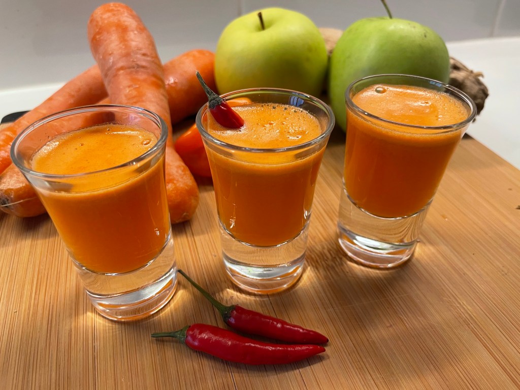 Bilden visar energishots med äpple, morot, ingefära och chili
